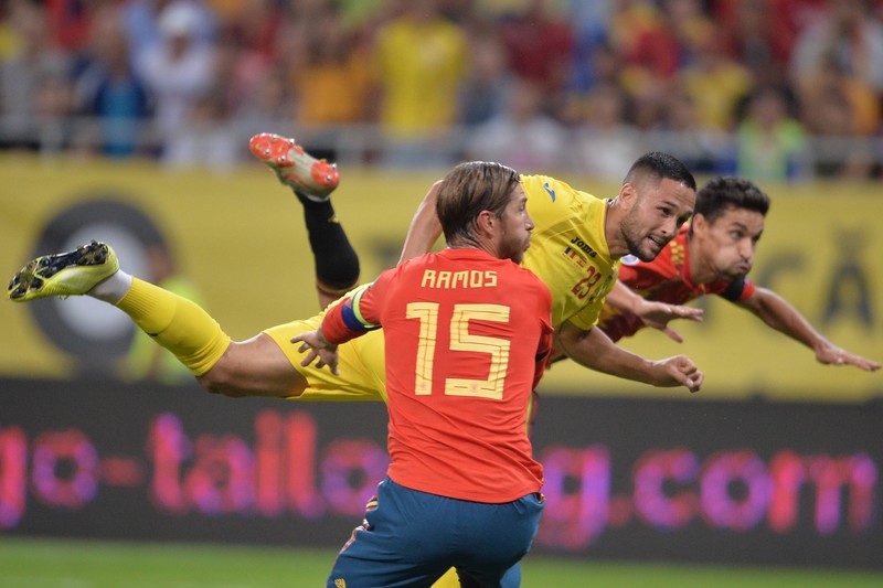 Florin Andone (sus), de la nationala Romaniei, inscrie un gol in timpul meciului de fotbal contra selectionatei Spaniei din Grupa F a preliminariilor Euro 2020, disputat pe Arena Nationala din Bucuresti, joi, 5 septembrie 2019. ALEXANDRU DOBRE / MEDIAFAX FOTO