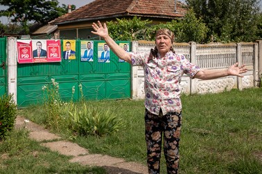 Maria F., 76 de ani, e dezamăgită că a primit doar două pixuri de la candidaţi