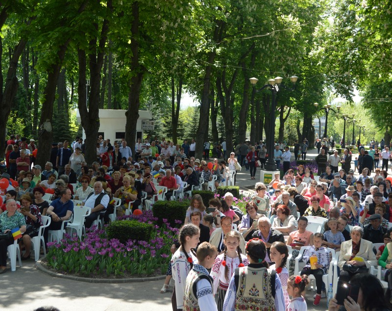 FOTO / 1 Mai muncitoresc, sărbătorit de PSD-iști din Vaslui printr-un marș în oraș, cu steaguri și baloane roșii