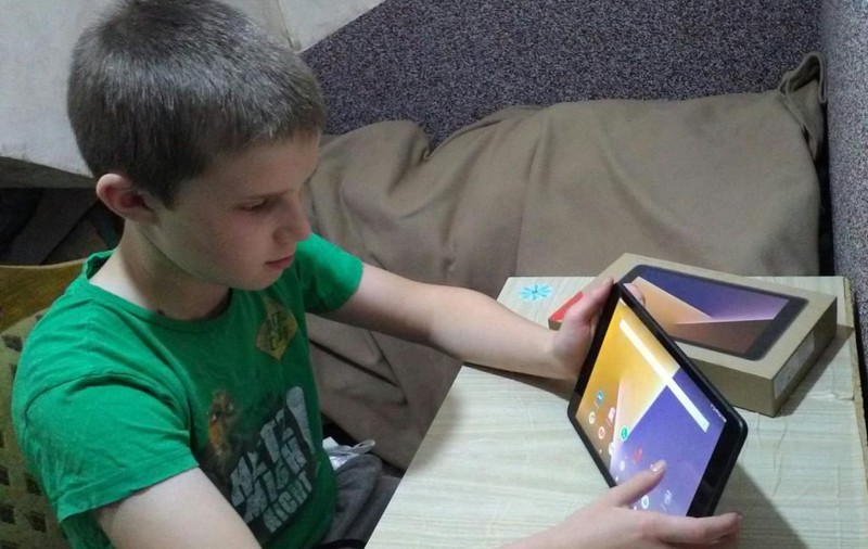 Nu toți părinții copiilor care fac cursuri online primesc concediu plătit, ca să-i supravegheze acasă. Ce  probleme sunt
