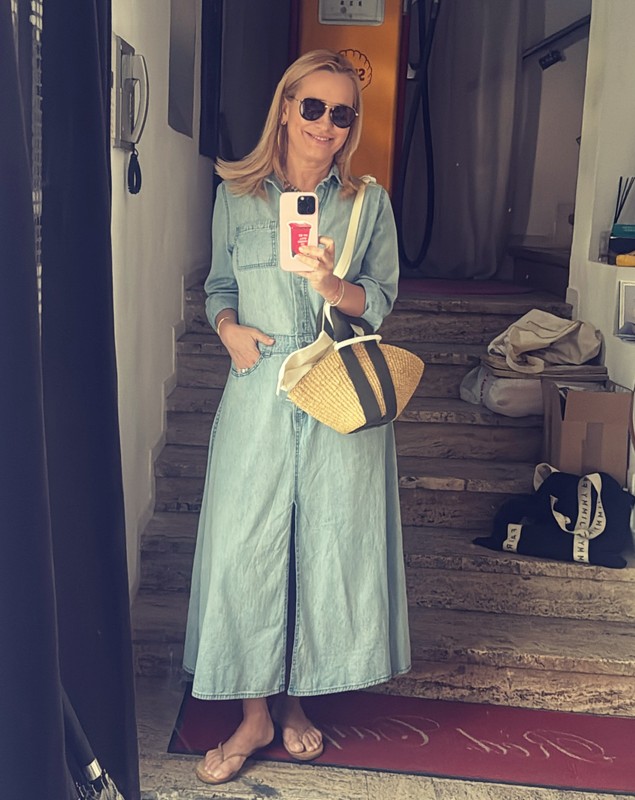 Cum a apărut Andreea Esca de 1 Mai. Îmbrăcată în salopetă de blugi și încălțată în șlapi, a mers să mănânce mici cu muștar și cartofi prăjiți