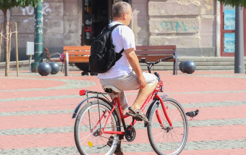 Orașul din România care încearcă să convingă locuitorii să renunțe la mașină