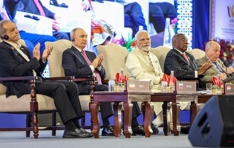 Narendra Modi (centru), Vladimir Putin (al doilea din stânga) și președintele iranian Masoud Pezeshkian la un eveniment în marja summitului BRICS Sursa foto: Profimedia