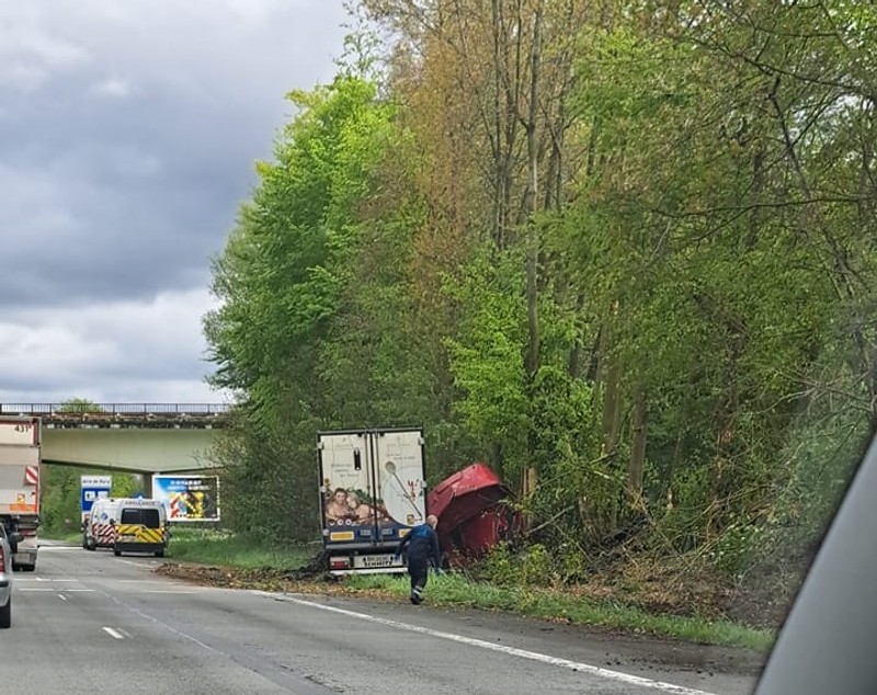 Polițist belgian, când l-a văzut pe șoferul de TIR ieșind singur din cabina ruptă și strivită de copaci: „Să meargă să aprindă o lumânare!”