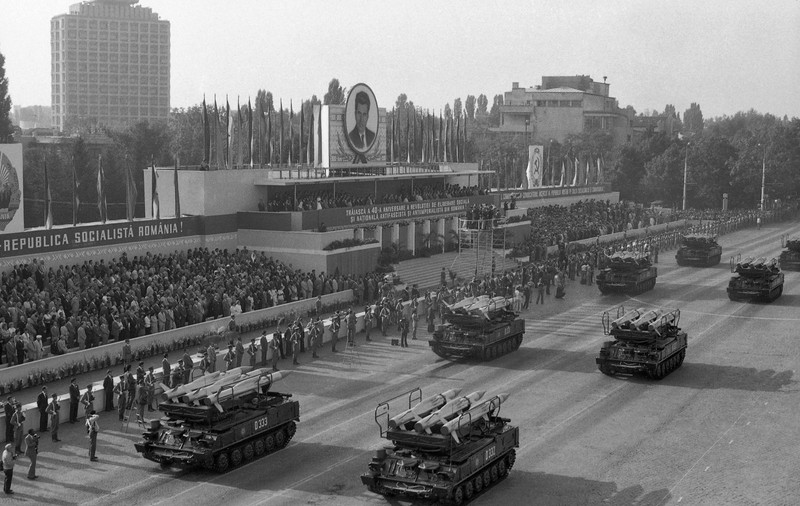 Spionajul CIA la paradele de 23 August din București. De ce analizau americanii cu lupa ordinea portretelor liderilor comuniști în coloana de defilare