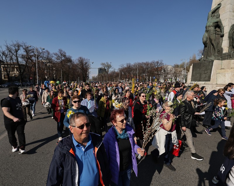 Catolicii au sărbătorit Floriile. Imagini de la procesiunea religioasă din București, care a dus la restricții în trafic