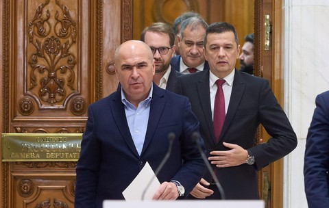 Ilie Bolojan (PNL) și Sorin Grindeanu (PSD), alături de Dominic Fritz (USR, în spate) sunt trei dintre participanții la negocierile de la Guvern