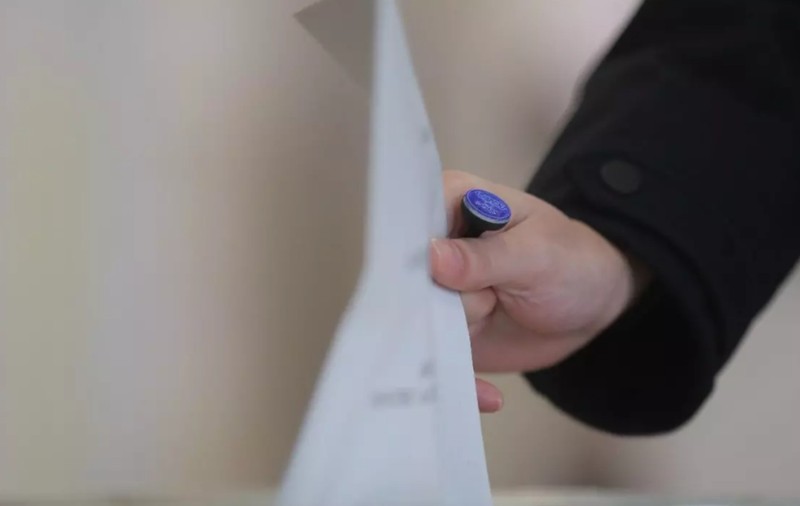 Un bărbat din Brăila a încercat să mituiască alegătorii cu sucuri și alcool, pentru a vota cu candidatul pe care îl susține