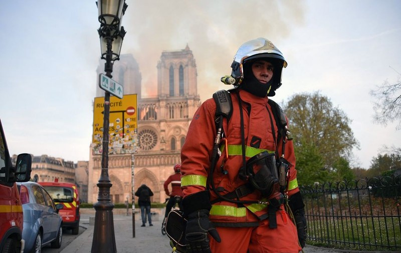 Incendiul de la Notre Dame, prin ochii unui voluntar român care i-a însoțit toată noaptea pe pompierii francezi: ”Oameni căzuți în genunchi se rugau, alții erau stană de piatră, cu fețele scăldate în lacrimi”