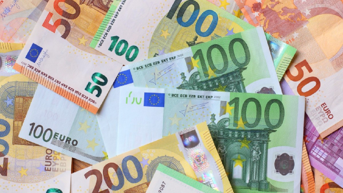 Fundal cu bancnote euro. Textura bancnotelor europene, cu bancnote de 50, 100 și 200 de euro.