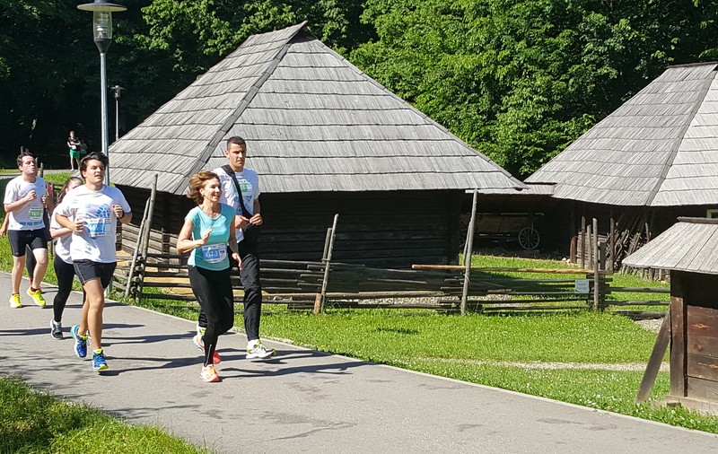 FOTO / VIDEO | Carmen Iohannis a alergat la SemiMaratonul Sibiului. Președintele a așteptat-o la linia de finnish