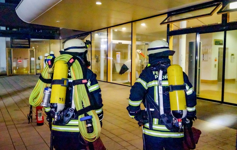 Un pacient legat de pat a fost găsit mort de pompieri, după ce au stins incendiul din camera de gardă a unui spital din Germania