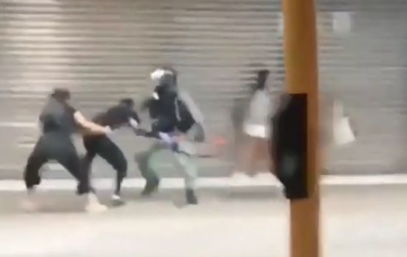 Un protestatar din Hong Kong a fost poreclit Bruce Lee după ce a fost filmat executând o lovitură Kung Fu prin care face KO un polițist