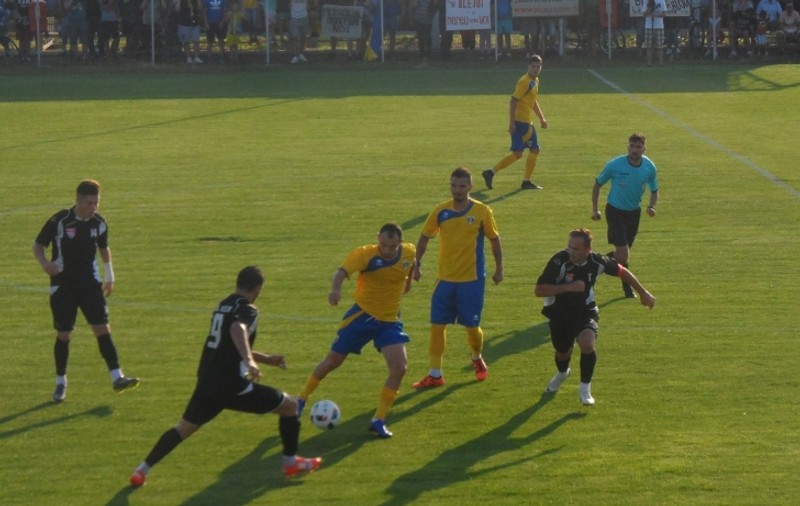 Nici măcar nu se feresc! Petrolul a fost arbitrată de un suporter din propria galerie! Iar observatorul de joc și-a donat baremul pentru ”lupi”