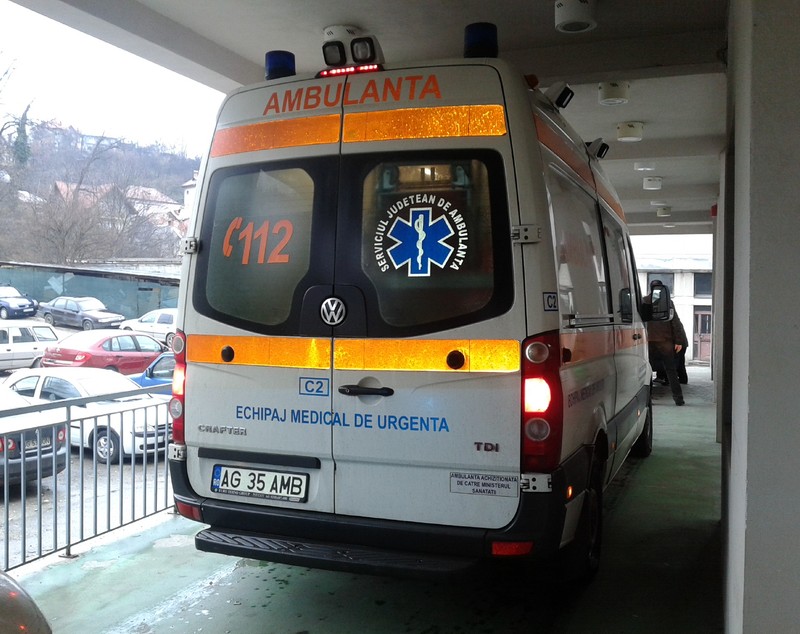 Elevi intoxicați la Dragoslavele! Duşi la spital după ce au băut laptele la şcoală
