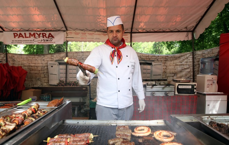 1 Mai în București: de la mici grecești și porchetta italiană, la grătare-fantomă și cozi „La Cocoșatu”