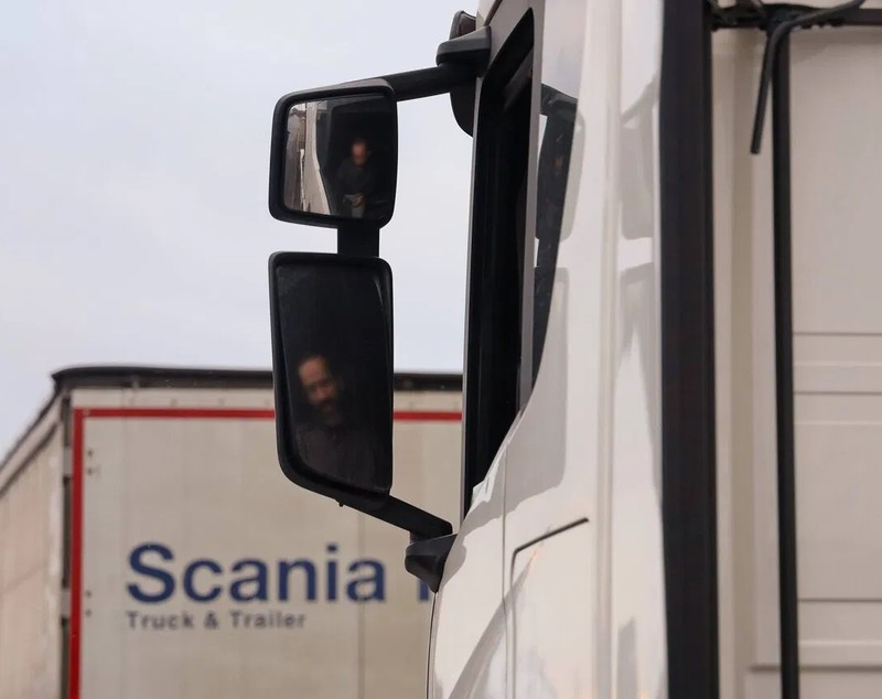 Un șofer de TIR e blocat de trei săptămâni într-o parcare din Germania, pentru că firma lui nu vrea să plătească, iar acasă îl așteaptă o fetiță de 7 luni: „E inuman!”
