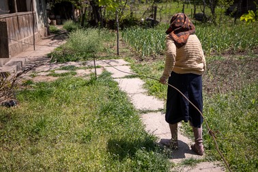Fără sprijinul firului de metal, Aurica ar trebui să se târască până la casă