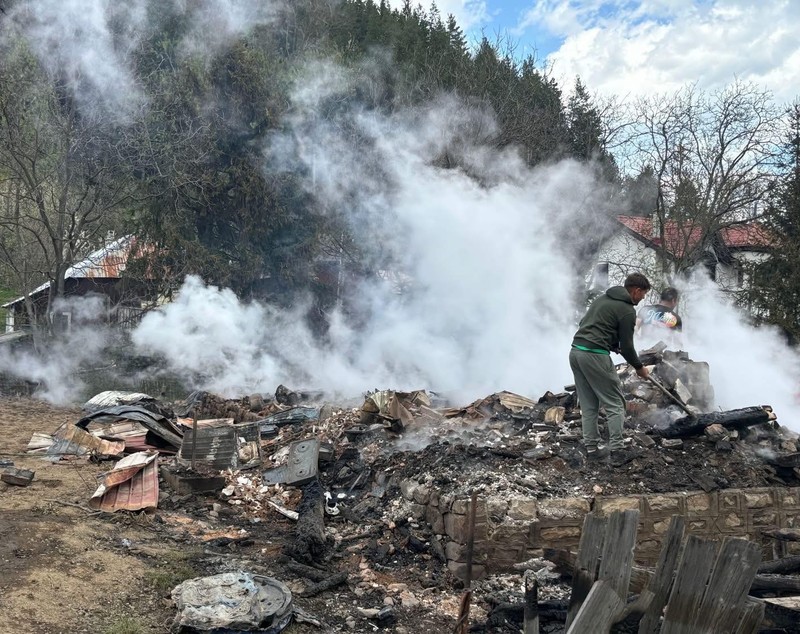 Noi imagini cu dezastrul lăsat în urmă de incendiul devastator din Soveja, în Vrancea: „Situația este critică"