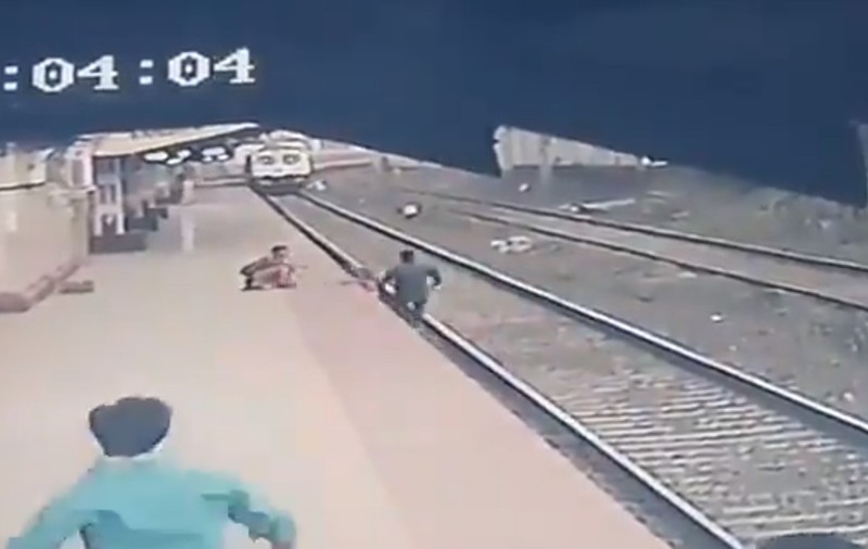 Filmare dramatică | Un copil a fost salvat de pe șine cu câteva secunde înainte să intre trenul în gară