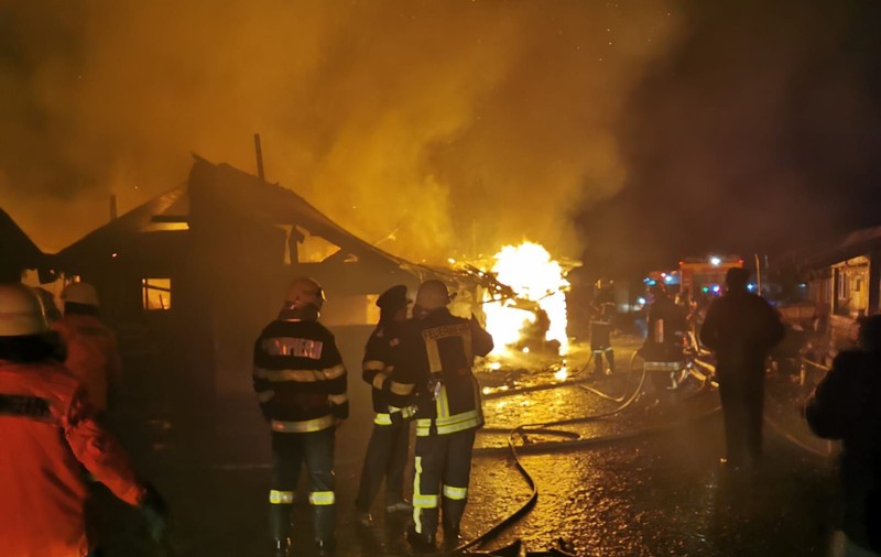 Incendiu violent în comunitatea de romi din Miercurea Ciuc. Oamenii rămași fără case vor fi cazați în săli de sport
