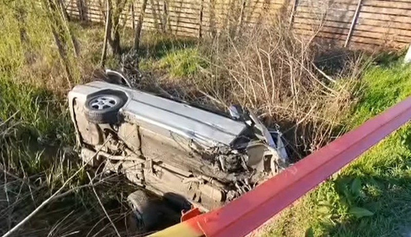 Mașina răsturnată în șanț. Foto: Captură video