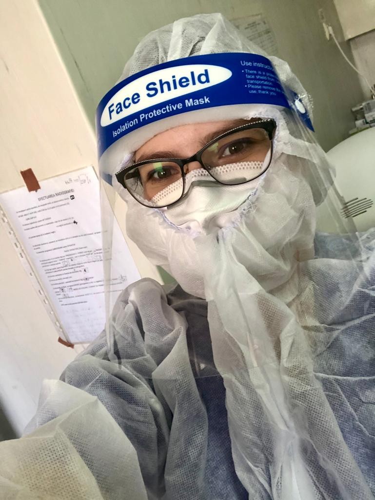 Colega Andreei, din echipa de studenți voluntari care lucrează în spitale