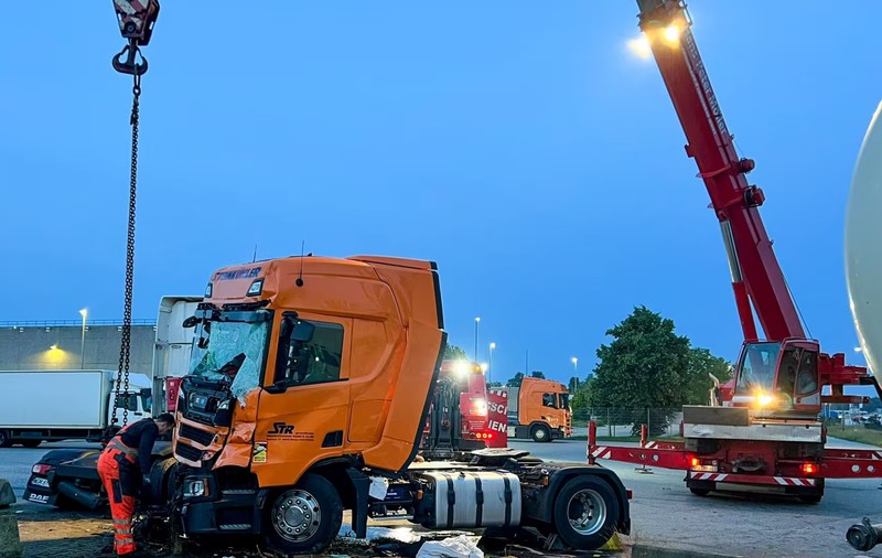 Doi șoferi de TIR au amenințat că se sinucid și au fost internați la psihiatrie, după ce au distrus trei camioane, în Germania