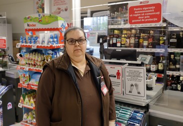 Mărioara Albu încearcă să-i mai înveselească pe clienții ei obișnuiți, chiar dacă trebuie să păstreze distanța