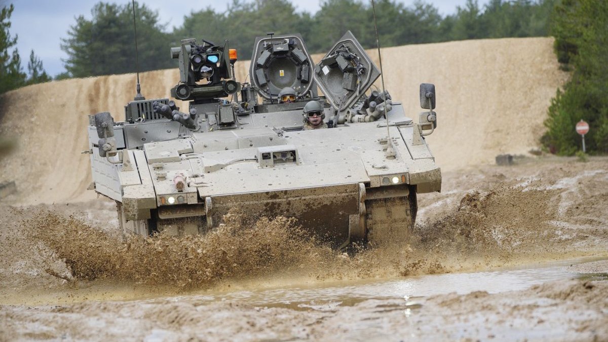 Un tanc Ajax Ares, un transportor blindat de trupe, este condus pe poligonul de antrenament de la Bovington Camp, o bază militară a armatei britanice, 22 februarie 2023