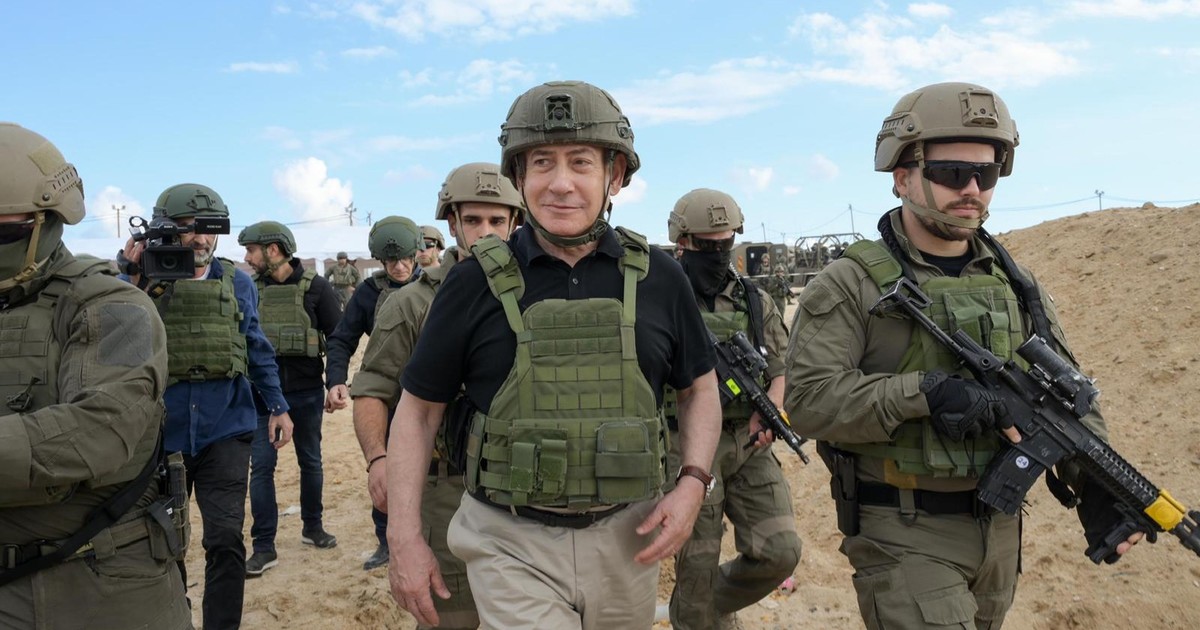 Benjamin Netanyahu, în prim-plan, în cursul unei vizite în Gaza Foto: Hepta