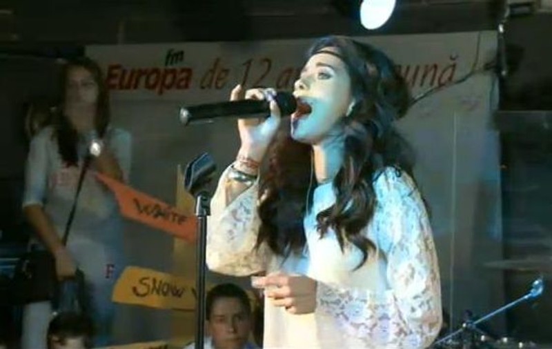 INNA, în BUCLUC! Un copil i-a ridicat ROCHIŢA în timpul unui concert