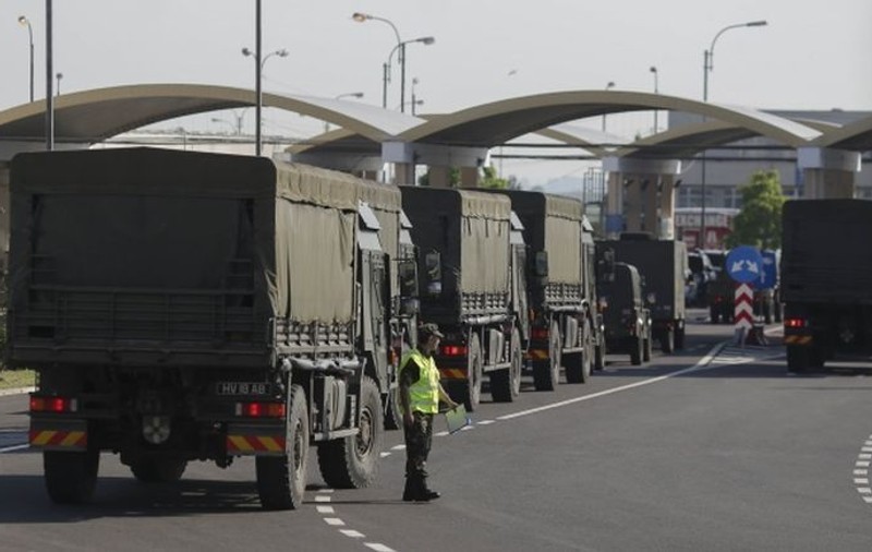Trafic blocat pe Valea Oltului din cauza unui convoi NATO. Un camion militar s-a defectat