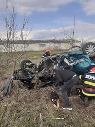 Mașina în care au murit părinții băiețelului. Foto: Facebook