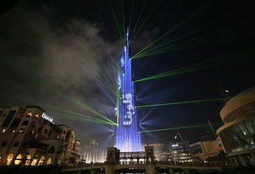 epa07255833 Light beams illuminate the sky around Burj Khalifa, the tallest building in the world, during New Year's 2019 celebrations in the Gulf emirate of Dubai, United Arab Emirates, 01 January 2019. EPA-EFE/ALI HAIDER