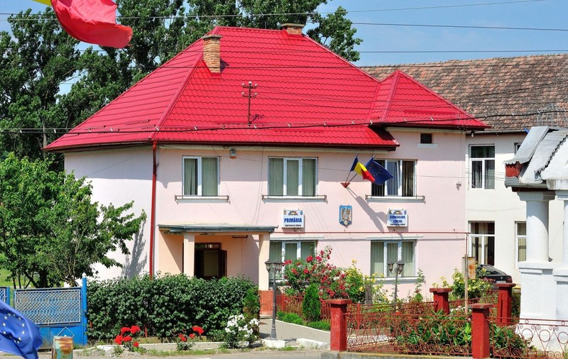 Angajații unei primării din Mureș, prinși că au încasat câte două salarii lunar, mai multe luni la rând
