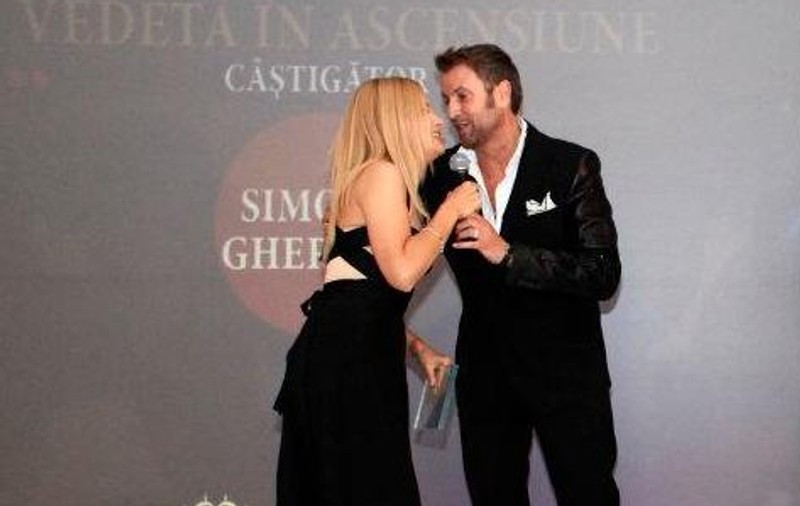 Moment intim în văzul tuturor! Iată ce apropiaţi sunt Simona Gherghe şi Cătălin Botezatu!