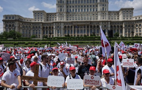 Protest SANITAS în București împotriva noii legi a salarizării. Mii de sindicaliști din toată țara sunt în Piața Constituției din Capitală