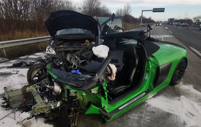 Român îngrozit în Germania, un Audi R8 de 153.000 de euro s-a făcut praf de mașina lui, în timp ce-l depășea