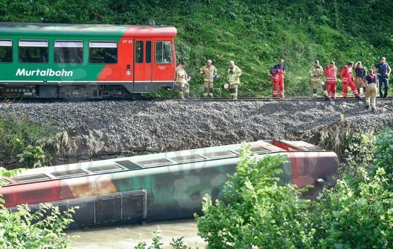 Un tren cu elevi a deraiat în Austria. Cel puțin 17 răniți, după ce un vagon a căzut într-un râu