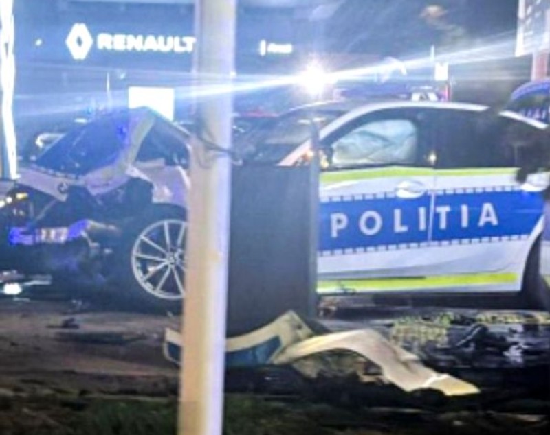 Mașină de poliție făcută armonică, după un accident lângă Pitești. 4 oameni au ajuns la spital, 3 au fost externați | VIDEO