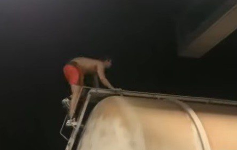 Un tânăr de 19 ani s-a urcat pe vagoanele de tren și s-a electrocutat sub ochii prietenilor care-l filmau, în Gara Ghioroc