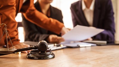 judecatorii in timp ce stau la masa si discuta