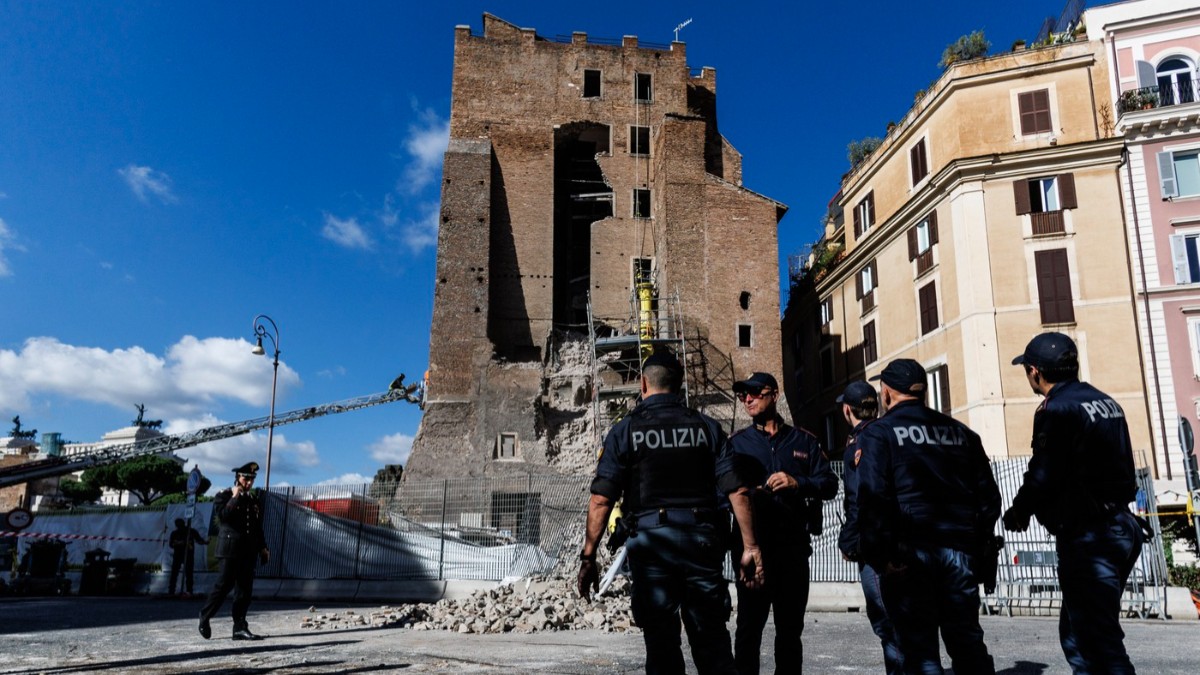 Pompierii lucrează la fața locului după ce o secțiune a turnului Torre dei Conti s-a prăbușit pe 3 noiembrie 2025.