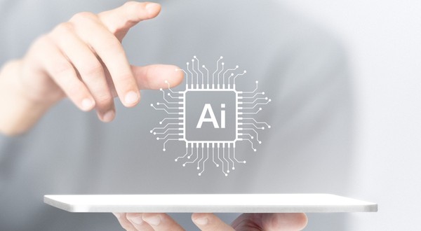Un concept digital pentru inteligența artificială (AI), reprezentat de o proiecție grafică a unui microcip cu textul „Ai” deasupra unei tablete