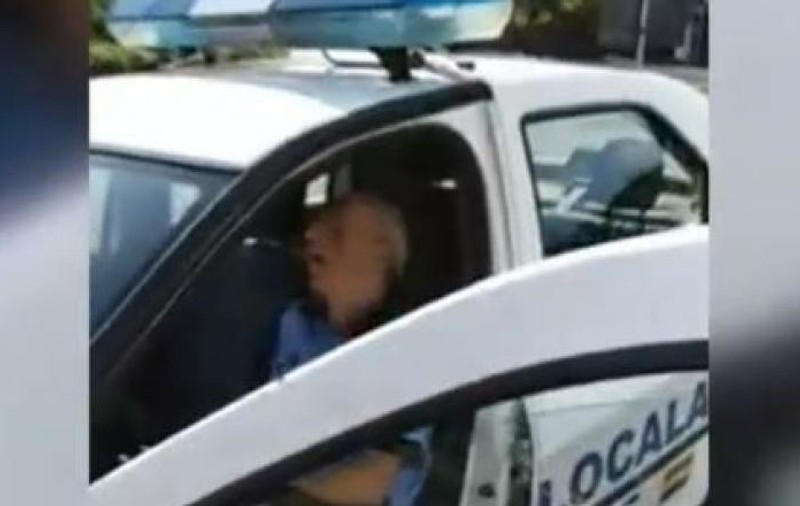 Polițist local din Baia Sprie, filmat în timp ce dormea în mașina de serviciu / VIDEO
