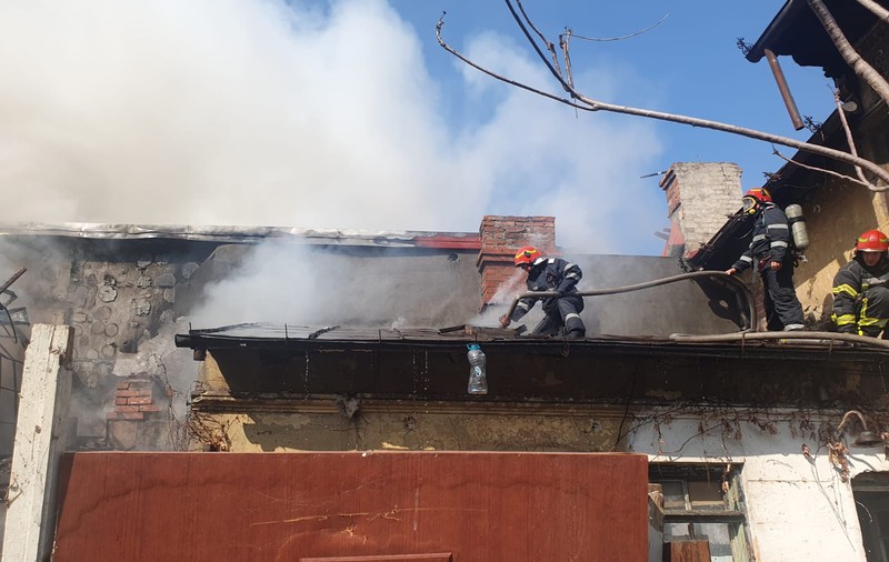 Incendiu cu degajări mari de fum la o casă din centrul Bucureștiului. Intervin mai mulți pompieri