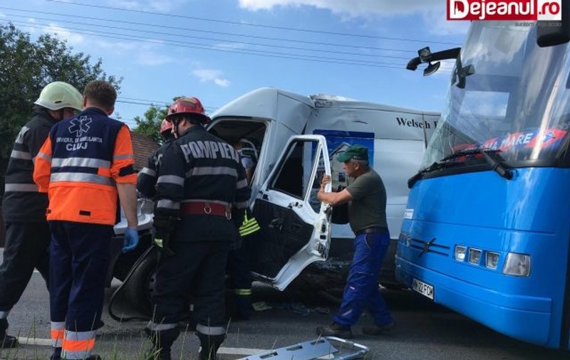 Autocarul echipei FCM Baia Mare, accident cu o autoutilitară, la întoarcerea de la Mediaş! VIDEO