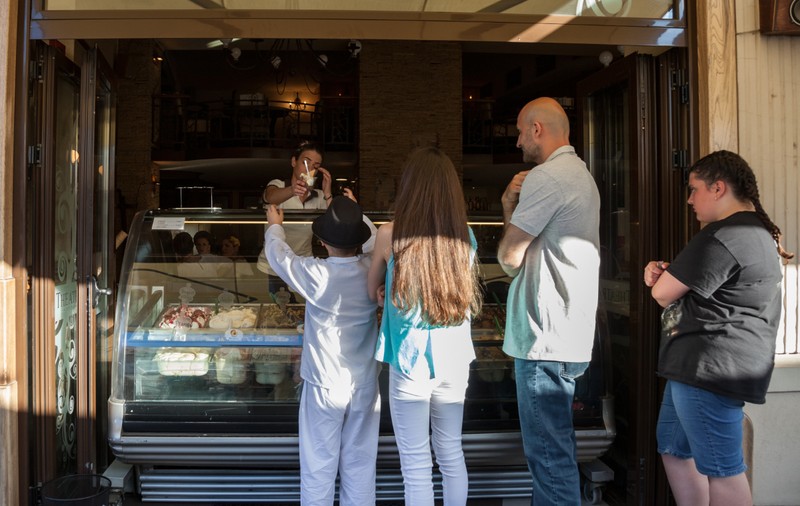 „Bun venit în cel mai ieftin oraș din Balcani”: o înghețată este 30 de cenți, iar un burger este doar 3 euro | VIDEO