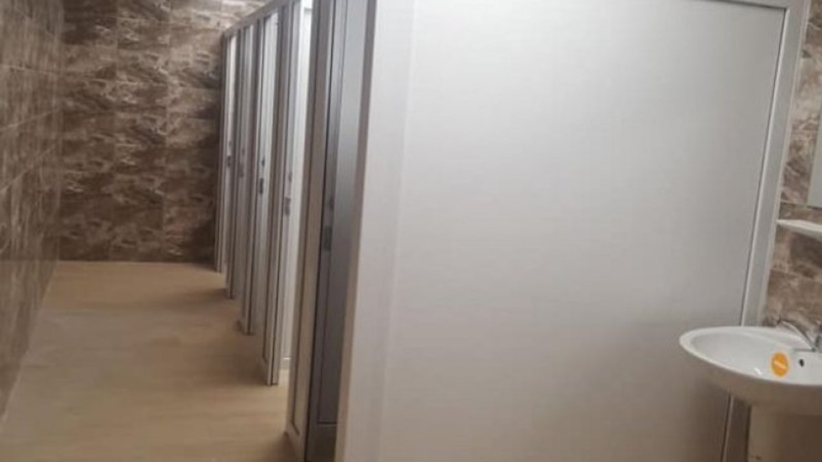 Toaleta publică din Huedin care a costat 120.000 de euro a fost inundată